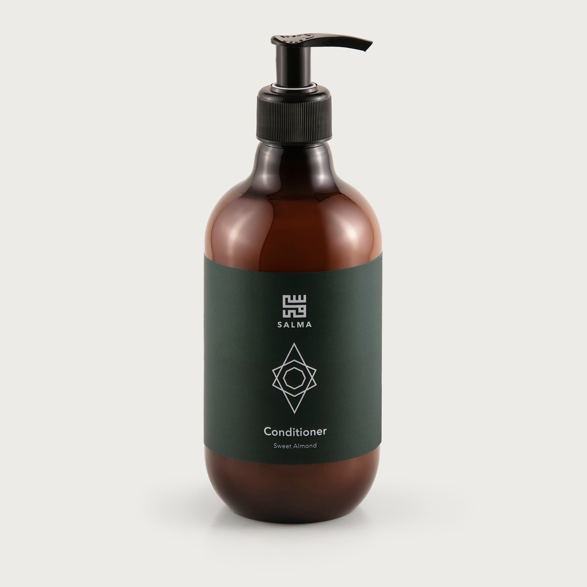 The pump top bottle is amber in color so you can see the creamy conditioner inside. The label is forest green in color with the white Salma logo and the sweet almond scent notated.